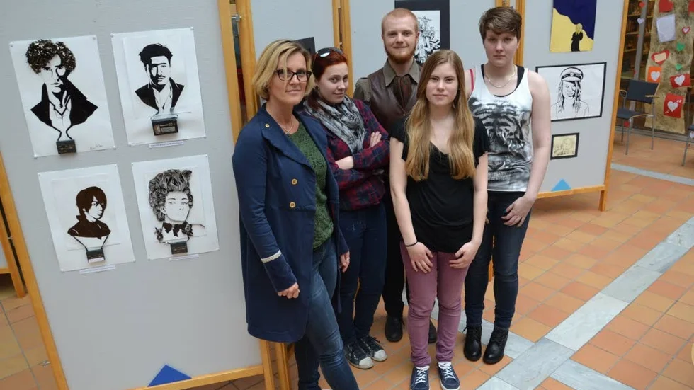 STÄLLER UT. Avgångselever från Estetprogrammet ställer ut för sista gången – i dubbel mening. Det börjar inga elever. Aynd tycker läraren Ann-Sofie Karlsson, och eleverna Maria Hällmar, Herman Karlsson, Louise Varnås och Kasandra Öfverberg.