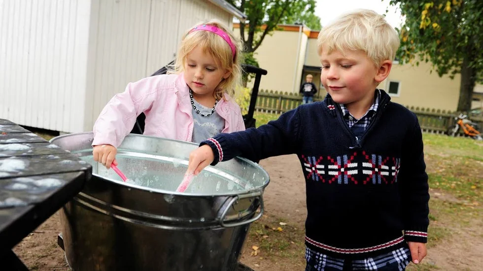 BUBBLIGT. Johan Henriksson och Isabelle Hamilton blåste såpubblor.