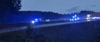 Larm om singelolycka på E4 – bil har fått vattenplaning och kört in i mitträcket