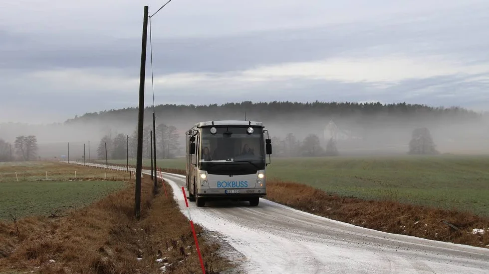 Vi har inte fått i uppdrag att lägga ned bokbussen, skriver Nina Halden Rönnlund.