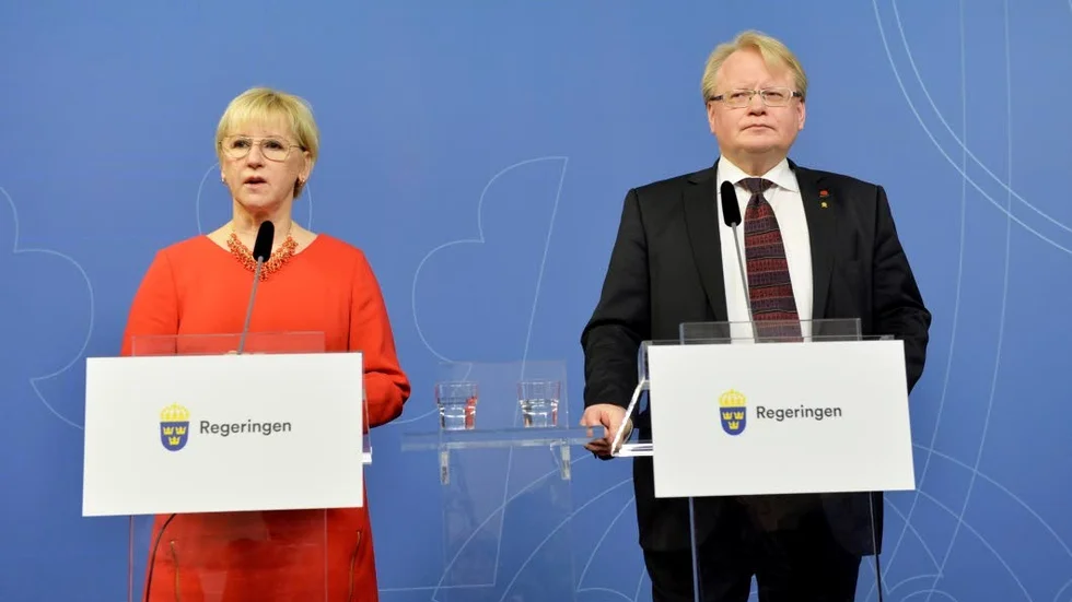 Samarbetsregering med samarbetsproblem. Det rådande omvärldsläget kräver att försvarsministern och utrikesministern drar åt samma håll.