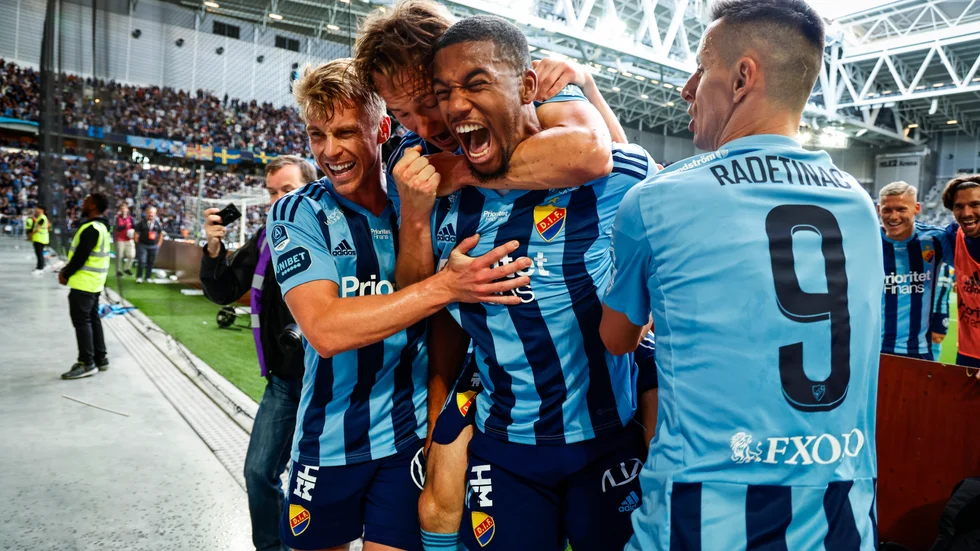 Isak Hien kramas om av lagkamraterna efter sitt 1–0-mål i mötet med HNK Rijeka i Europa Conference League-kvalet.