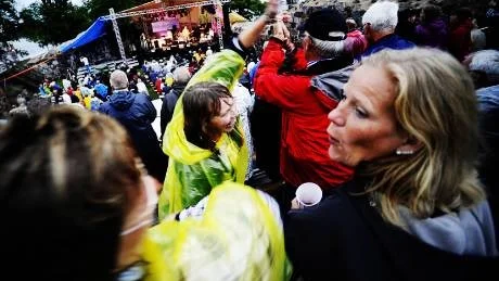 Ann-Sofie Brinkeback från Storebro dansade uppe på läktaren till tonerna av "En kväll i juni" och fick med sig Karin Ottosson från Totebo.