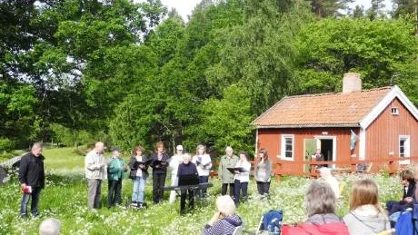 Kören sjöng i kapp med bofinken när gökotta firades i Källtorp.