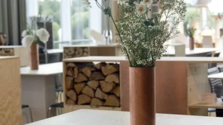 Pine & Dine heter den kombinerade restaurangen och inspirationsutställningen som fick mycket beröm av pressen. Fyra element har man utgått ifrån; koppar, trärent, filtad ull och läder.Foto: Maja Suslin/Scanpix