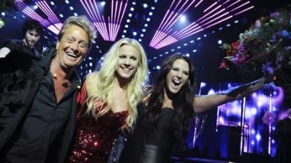 Björn Ranelid, Sara Li och Molly Sandén firar efter segern i Leksand.Foto: Jessica Gow/Scanpix