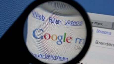 ARCHIV: Ein Ausschnitt aus der Startseite des Internetdienstes Goggle Maps, aufgenommen in Bremen auf einem Computer-Bildschirm fuer eine Fotoillustration durch eine Lupe (Foto vom 18.11.10). Ueberraschender Fuehrungswechsel bei Google: Mitbegruender Larry Page kehrt an die Konzernspitze des Internetriesen zurueck. Der 37-Jaehrige wird die Nachfolge von Eric Schmidt am 4. April antreten. (zu dpad-Text) Foto: Joerg Sarbach/dapd/dapd
