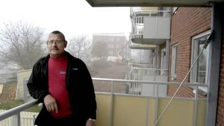 Vaktmästaren Håkan Nilsson visar den nya balkongen på en av lägenheterna på Åbyhöjden i Gamleby.