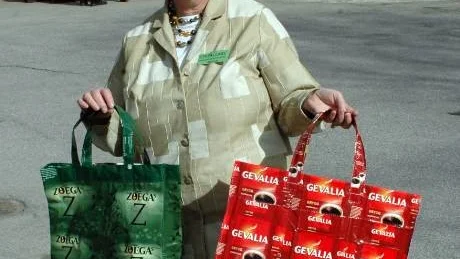 Här ses Else-Marie Swanström från Motala med ett par av sina annorlunda väskor, vilka hon sytt av gamla kaffepaket.