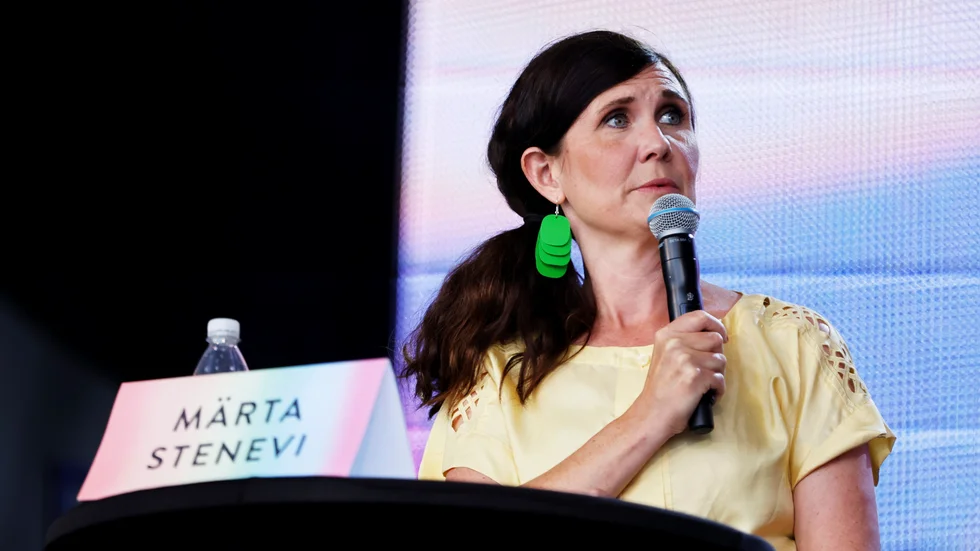 Miljöpartiets språkrör Märta Stenevi (MP) kritiserade moderat förslag. Men MP:s egen politik på samma område är än mer långtgående.

