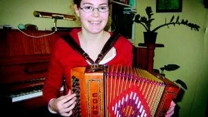 Musikbegåvad Ankarsrumstjej. Jessica Thunebäck  gjorde debut som 15-åring på durspelsstämman i Ankarsrum. Till hösten försöker hon förverkliga sina mål med studier i sång.