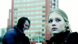 Fyra nyanser av svart. Sofia Westberg spelar knarkande prostituerad och Magnus Krepper hennes manipulative, dominante pojkvän i Björn Runges "Mun mot mun".Foto: Ola Kjelbye