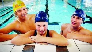 VSS-trio. När Regionkampen mellan Småland, Skåne och Östra Danmark avgörs i Västerviks simhall deltar tre unga simmare från Västerviks SS. från vänster Nicklas Karlsson, Anna Björnberg och Zebastian Karlsson. Foto:  MATILDA AHL