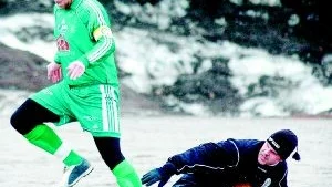 Närkamp. Den närkampen vann Hultsfreds lagkapten Magnus Pihl mot VFF:s Tobias Ankréus. Men matchen vann VFF med 1-0.Foto: Ingemar Petersson