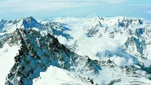Topputsikt. Vy åt söder från toppen av Mount Everest med leden som går upp till toppen från södra sidan av berget. Till vänster, bara några kilometer bort, höjer sig världens fjärde högsta berg Lhotse 8501 meter över havet.