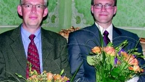 Herrgårdsduo. Med blommor i famnen slog sig Michael Svedberg (t v) och Aron Nilsson ner i en av Åkerholms vackra soffor efter fredagskonserten för en stund av ro och eftertanke.