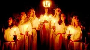 Ljusa tider. Med traditionella luciasånger, solonummer och andakt kröntes Västerviks lucia. Prästen Britt Alf höll tal och citerade Konfucius: Tänd hellre ett ljus än klaga över mörkret. Foto: Andreas Smitz