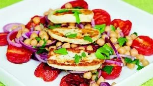 Frukt och nötter. Gör en skön höstsallad med äpplen och heta valnötter.