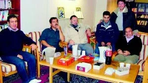 Samling efter bönen. En stunds samtal om aktuella frågor brukar följa efter avslutad kvällsbön i det islamska centret. Fr.v. Omar Muhammed, Mohamad Soubh, imam Abdul Majid, Mohamad Adam och Mostafa Hadrous, stående Iyad Hadrous. Foto: Lena Pettersson
