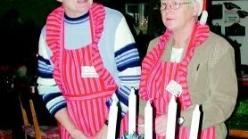På plats igen. Två representanter från Loftahammars Hembygdsförening som var med vid förra årets julskyltning och som kommer att finnas på plats även i år är Astrid Grönros och Ing-Marie Claesson.