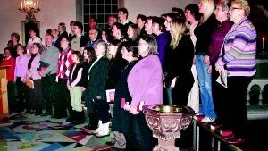 Körerna. Kyrkokörerna från Kristdala och Misterhult kom till Hjorted på lördagen för att sjunga gospels tillsammans med den kyrkans egen kör. Trots radiovarningar om svårt väglag och andra farligheter kom många till kyrkan för att få uppleva kyrkosång utanför den strikta mallen.