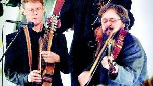 Musikalisk trio. Till vänster Torbjörn Westman med sin nyckelharpa. Till höger ungraren Ferenc Kiss med ett märkligt instrument. Jo, det ser ut som en altfiol men stallet är platt och gör det möjligt att ta fyrsträngade ackord. Det ungerska namnet är székibratsch. Mellan de båda Kesergö-artisterna skymtar Terje Tönnesen, Camerata Nordicas hedersledare.Foto: anders steiner