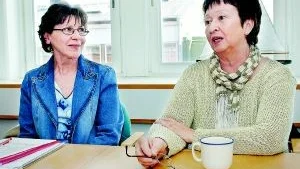 Handikappvänligt? Clearry Ruisla och Björg Lorentzon från handikapprådet i Västervik ska ta reda på hur pass handikappsvänligt det är i Västervik.FOTO: MATILDA AHL