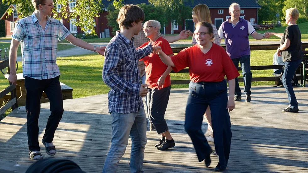 Prova på. Amerikansk dans som vi dansar till en finsk humppa.