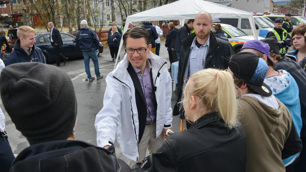 Alla vände inte Jimmie ryggen till. Flera av de som i Arvidsjaur lyssnade till Sverigedemokraternas partiledare ville ta honom i hand efter hans valtal på Köpmantorget. Foto: Göran Westerlund