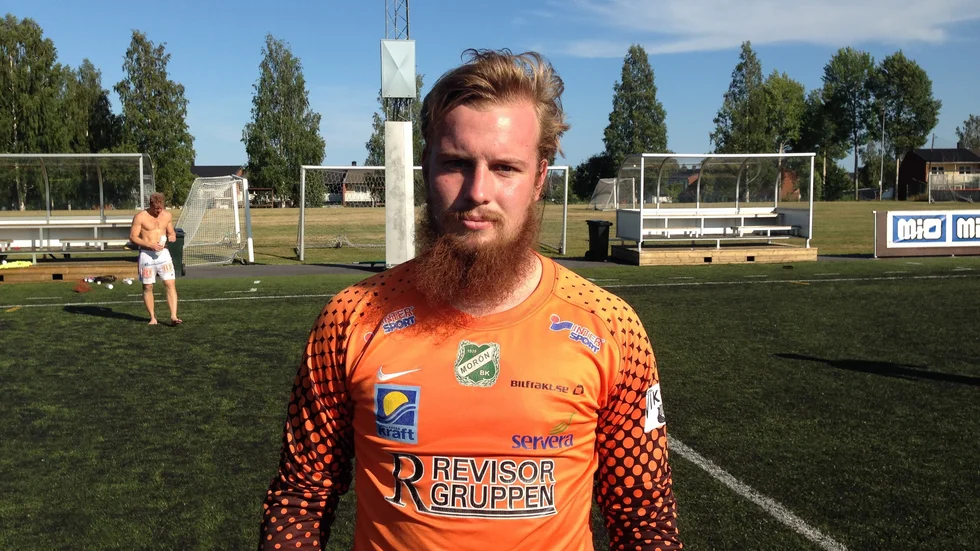 MATCHENS LIRARE. Moröns Felix Marklund stoppade det mesta som kom i hans väg. Trots det förlorade Morön med 2–0.