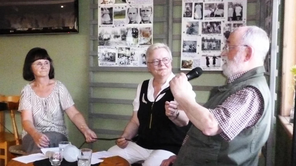 Sune Marklund i berättartagen. Från vänster Berit Wennström, samtalsledare Majlis Granström och Sune Marklund.