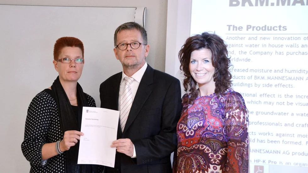 Tidig julklapp. Det tyska storföretaget BMK Mannesmann har valt Arvidsjaurs kommun som etableringsort för sitt huvudkontor för Nordeuropa. Från vänster Arvidsjaurs kommunalråd Lotta Åman, BKM Mannesmanns vd Wolfgang van Deuverdenett och kommunens tillförordnade näringslivschef Stina Johansson. 