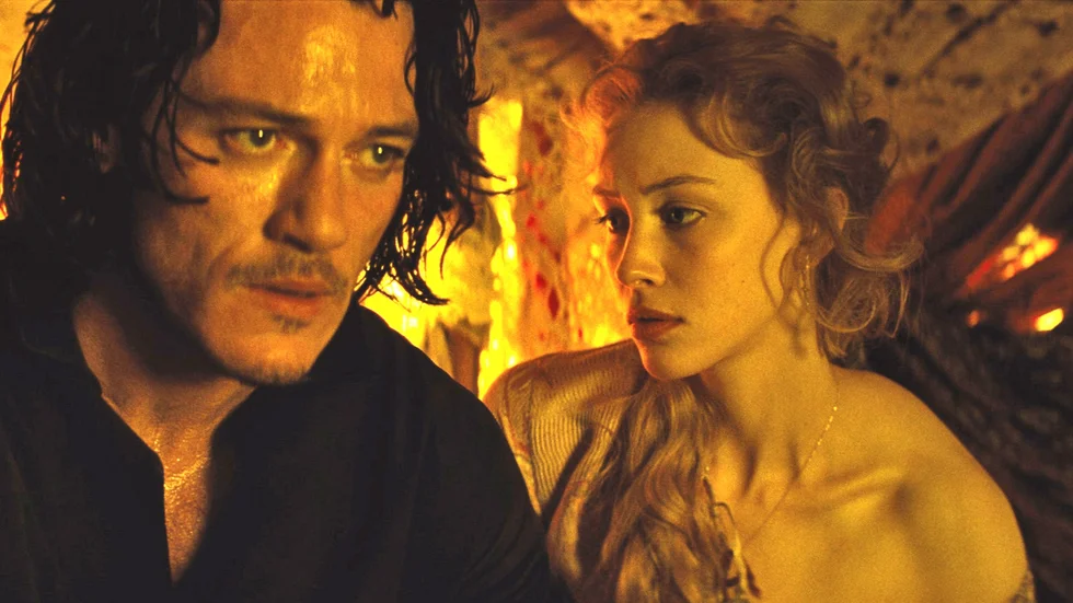 Älskande par. Luke Evans och Sarah Gadon i ”Dracula Untold”.
