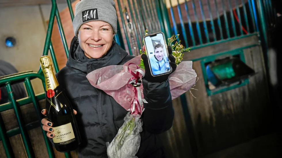 Malin Baryard Johnsson efter att ha fått beskedet om Bragdguldet. I telefonen Henrik von Eckermann via Facetime.