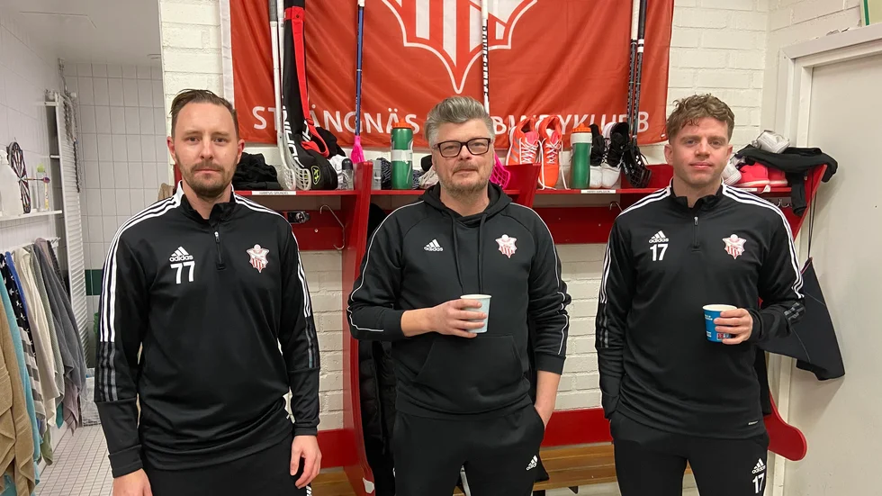 Endast backarna Jimmy Lindholm (till vänster) och Kalle Karlsson (till höger) finns kvar i truppen från Peter Lunds första säsong som tränare i SIBK. Nu är han inne på den nionde.