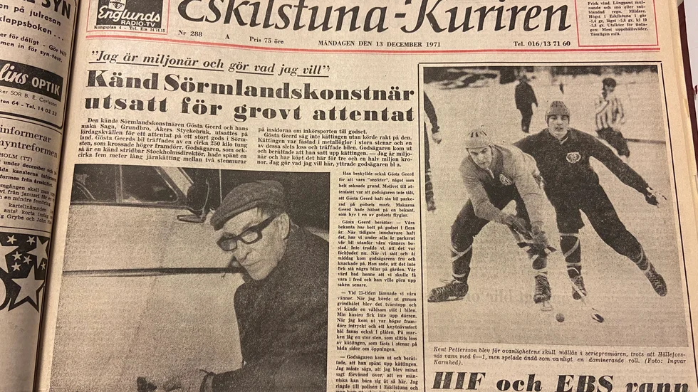 En klassisk pekbild fick illustrera nyheten om konstnären som blev utsatt för ett attentat. 