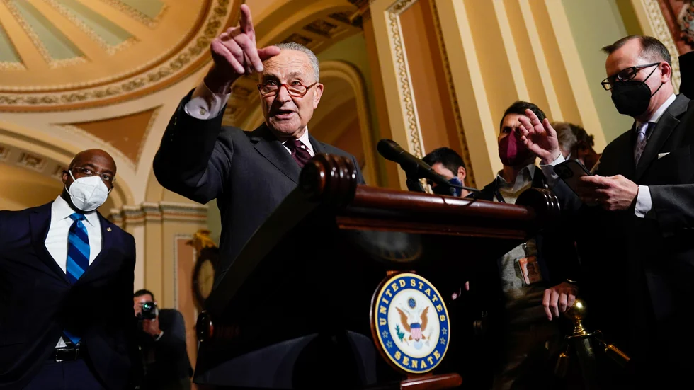 Senatens majoritetsledare Chuck Schumer under en presskonferens.