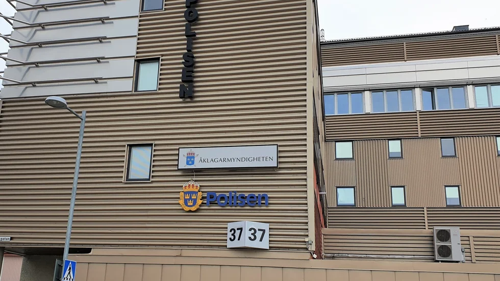 Tre personer sitter anhållna just nu misstänkta för grovt narkotikabrott i Piteå. I ett fall ska det röra sig om två kilo amfetamin.