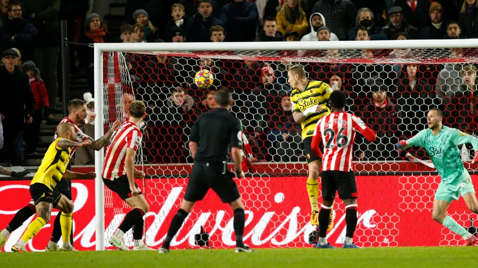 Brentfords Pontus Jansson nickar in sitt första mål i Premier League.