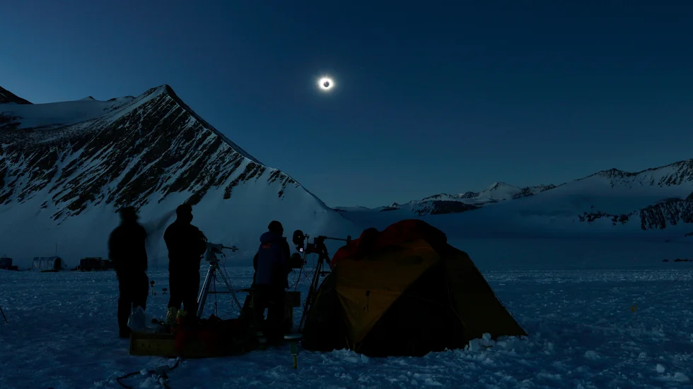Besökare på polarstationen Union Glacier Camp fick en kort dos natt mitt i södra halvklotets långa midnattssol.