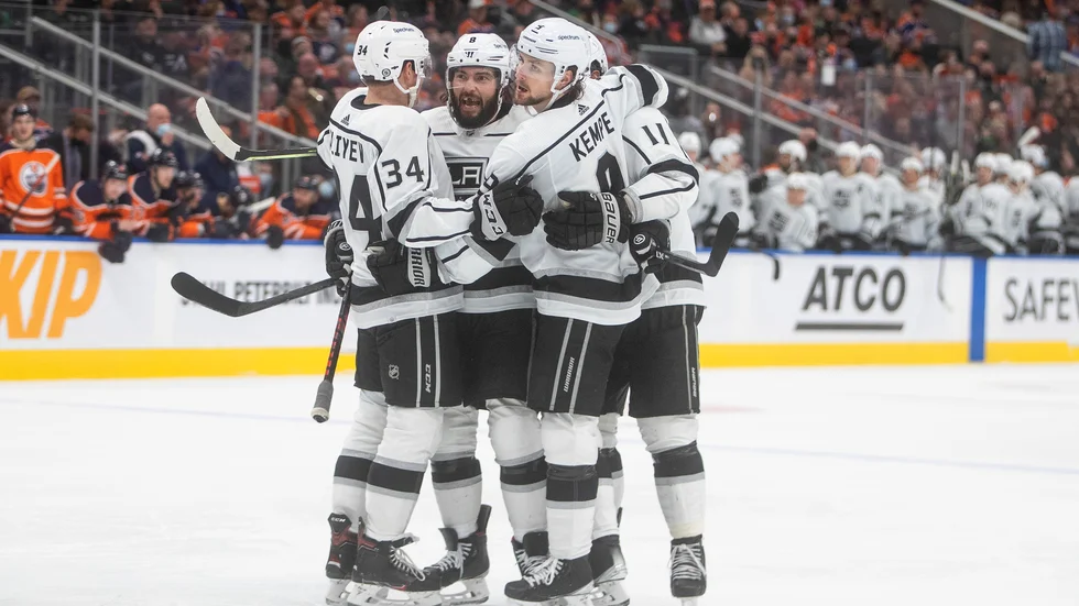 Los Angeles-spelarna, med Adrian Kempe till höger, firar nattens seger mot Edmonton.