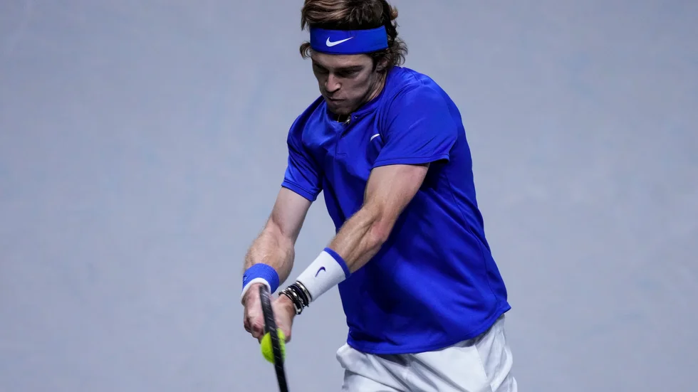 Andrey Rublev, för det ryska förbundslaget, vann mot Kroatiens Borna Gojo i den första matchen av finalen i Davis Cup i Madrid.