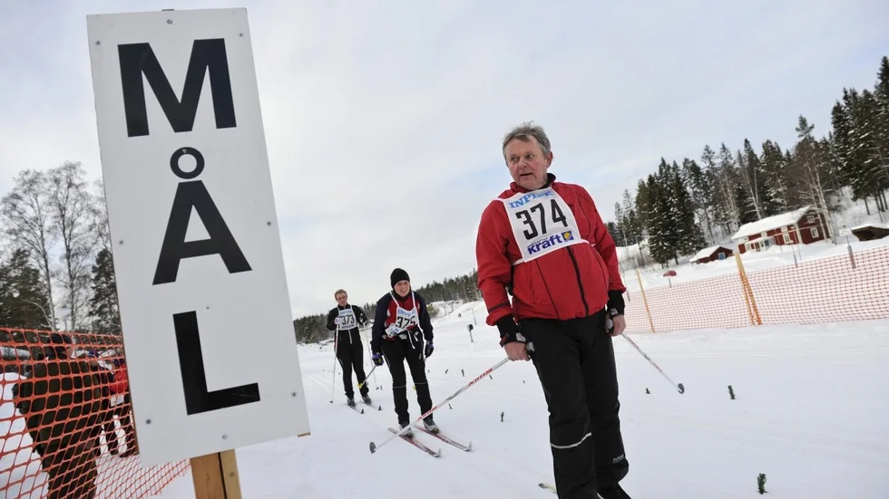 Motionären Lasse Andersson, Löväng IK, går i mål. Foto: Carina Kvist.