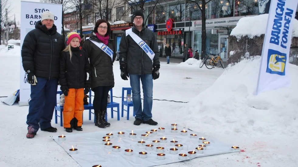 Jörgen Svensson, Fanny Svensson, Linda Andersson och Per Hellgren är medlemmar i barncancerföreningens Skellefteågrupp. (Foto: Yvonne Rönngren)