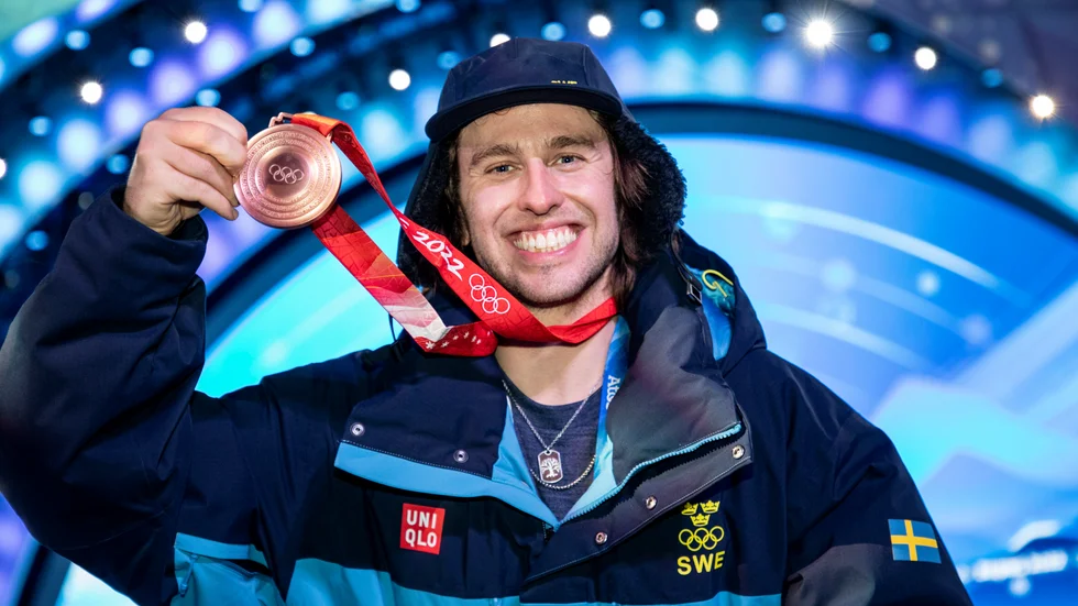 Henrik Harlaut visar sin bronsmedalj i big air. Han är lika glad fortfarande. Nu väntar kval i slopestyle och kanske ännu en medaljchans i finalen på tisdag.