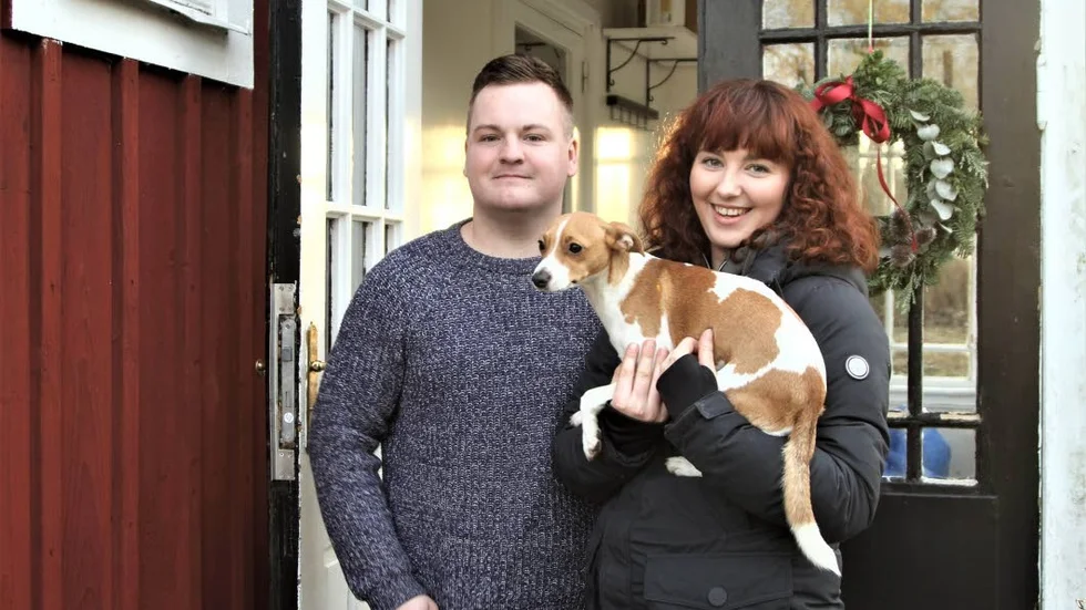 


Välkommen, säger Markus Pettersson, Viktoria Edelborg och dansksvenska gårdshunden Kelly.



