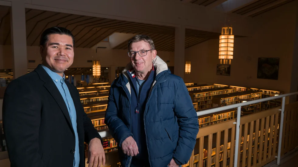 Aziz Sharafi och Roger Bergström på Uppsala Stadsbiblioteket där de hittade varandra från första början genom integrationsprojektet "Låna en Uppsalabo". 
