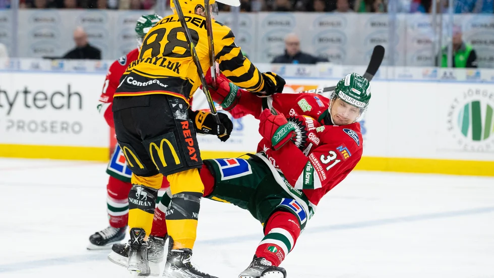 Jayce Hawryluk trivdes i den heta matchen där de fysiska kamperna avlöste varandra.