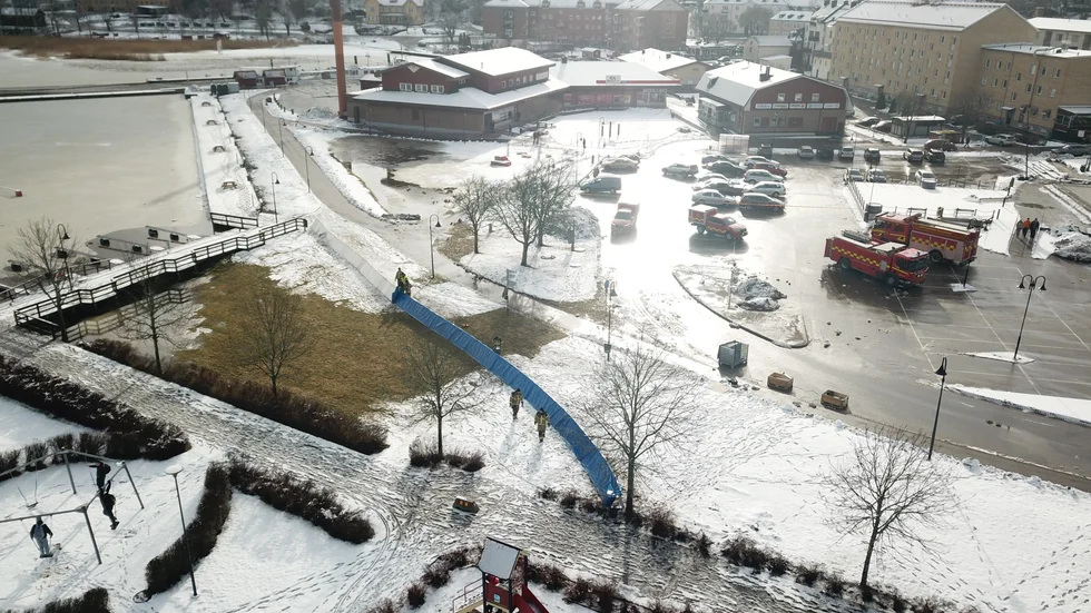 Vid lunchtid på lördagen arbetade personal från räddningstjänst och Valdemarsviks kommun med att sätta upp cirka 50 meter barriär.