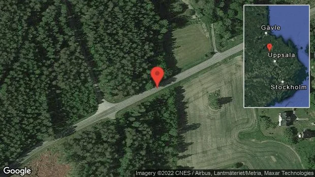 En personbil i singelolycka på väg 746